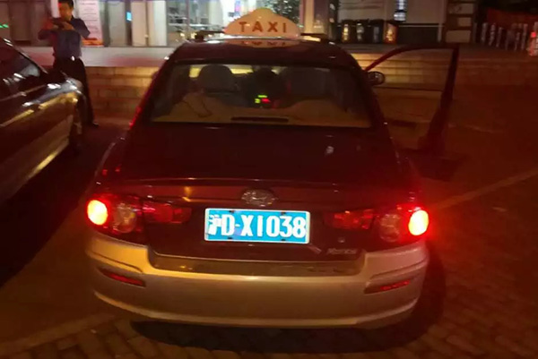 出租統(tǒng)一亮紅色“電調(diào)”燈查非法客運(yùn)，上海創(chuàng)建路查方法查獲9輛克隆車(chē)