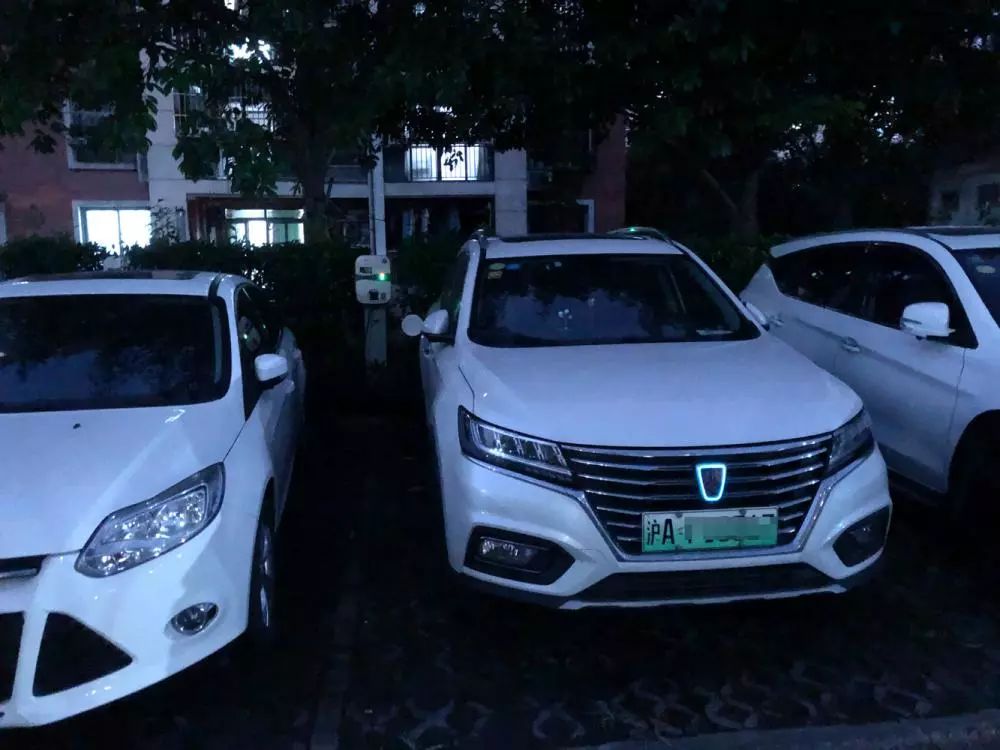 想給車充電得開10公里！如何解決出租車夜間“一樁難求”？
