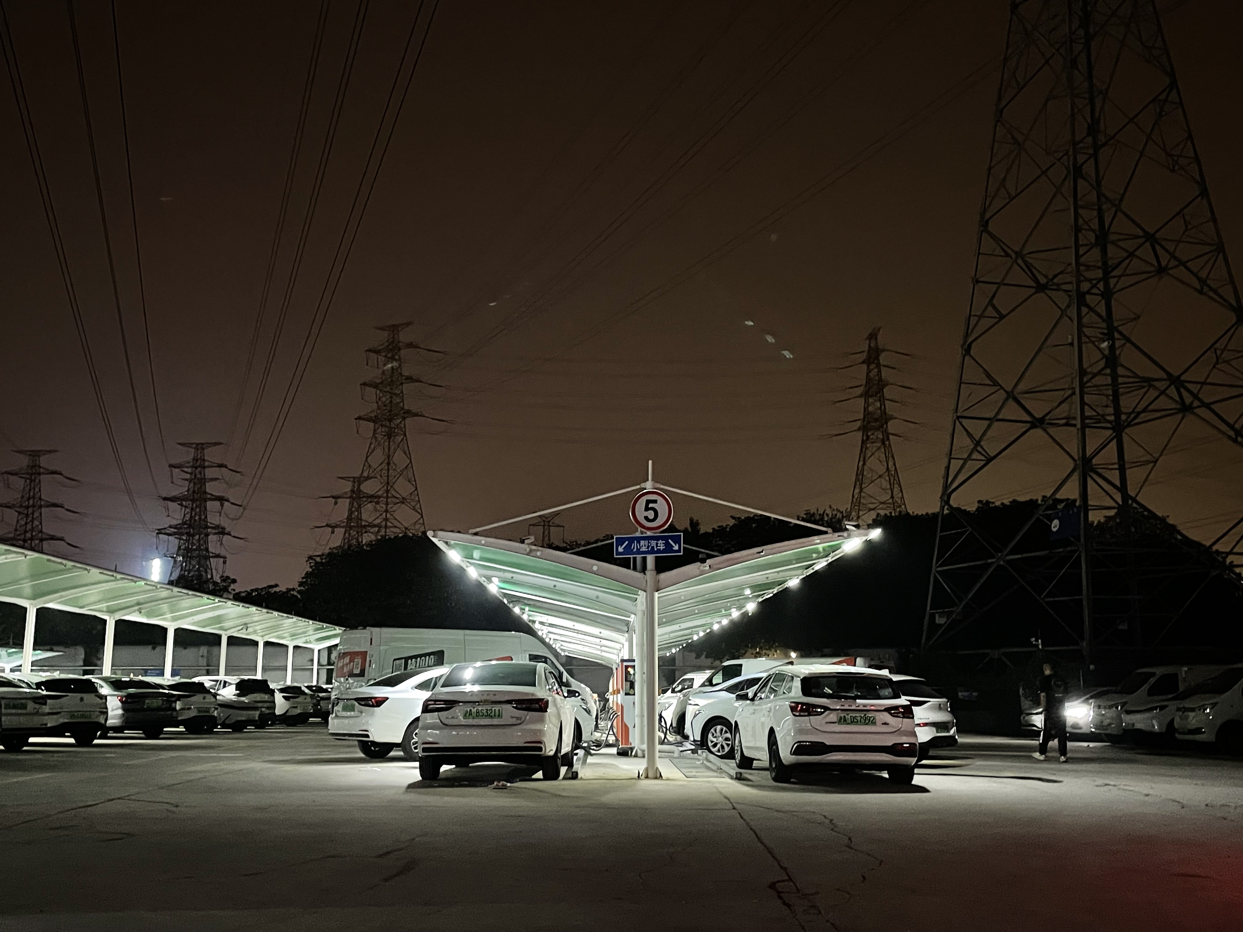 網(wǎng)約車司機(jī)，“卷”在車流里